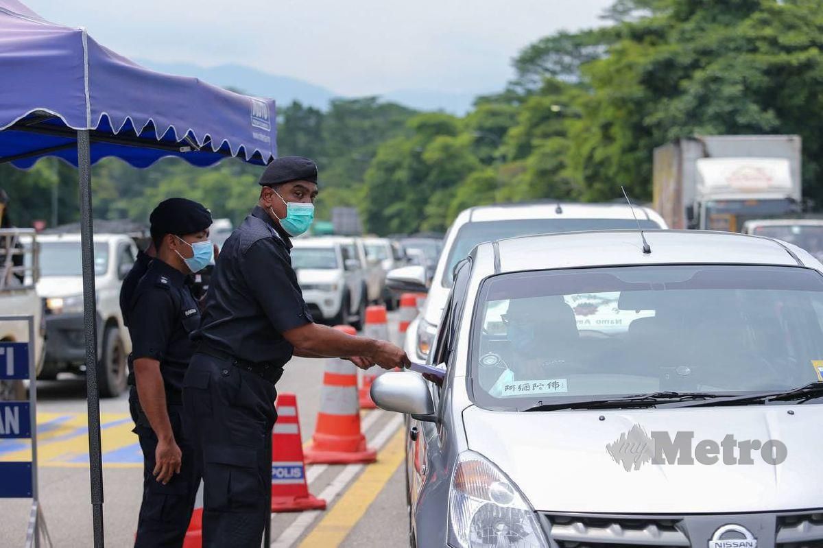Ketua Polis Daerah Gombak, Asisten Komisioner Zainal Mohamed Mohamed memeriksa surat kebenaran rentas negeri pada tinjauan di Tol Gombak arah Bentong ke Kuala Lumpur. FOTO ASWADI ALIAS