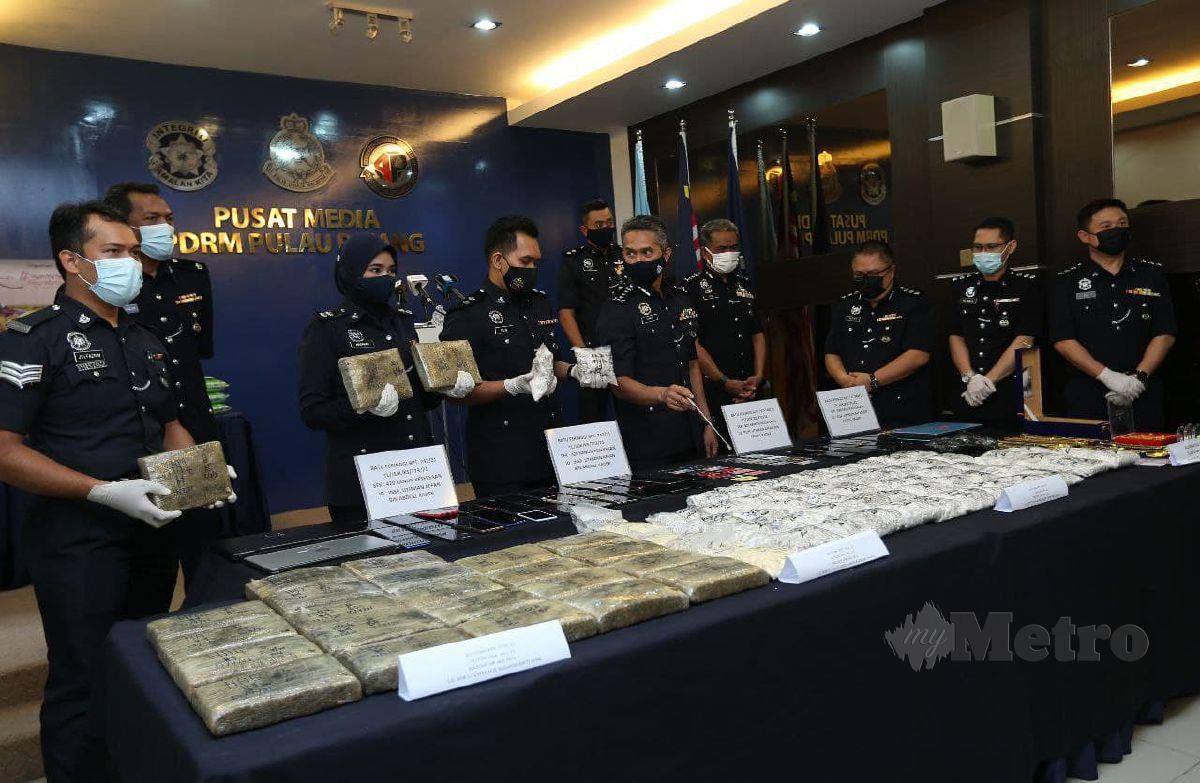 Ketua Polis Pulau Pinang, Datuk Mohd Shuhaily Mohd Zain menunjukkan rampasan dadah ganja dan heroin bernilai RM83,175.90 serta tangkapan lima lelaki berusia di antara 22 hingga 46 tahun di sekitar Gelugor dan Georgetown  pada sidang media di Ibu Pejabat Kontinjen (IPK) Pulau Pinang di sini. FOTO MIKAIL ONG