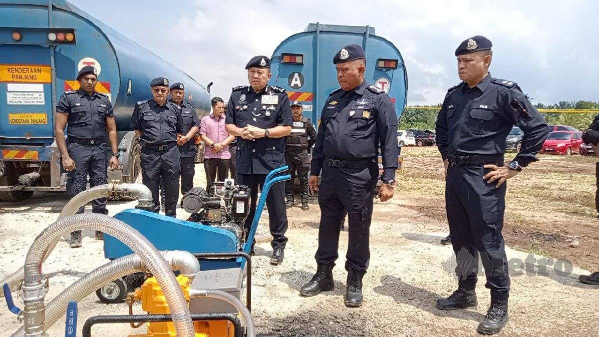 Ketua Polis Johor, Datuk Kamarul Zaman Mamat (kanan) melihat proses pemindahan minyak diesel bersubsidi yang dilakukan sindiket penyeludupan sebelum dipindahkan ke dalam kapal vessel. FOTO OMAR AHMAD