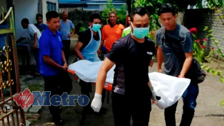 ANGGOTA polis mengangkat mayat lelaki yang ditemui dalam keadaan tidak sedarkan diri di dalam bilik rumah di Pujut 1 untuk bedah siasat di Hospital Miri. FOTO Mohd Rizal Abdullah