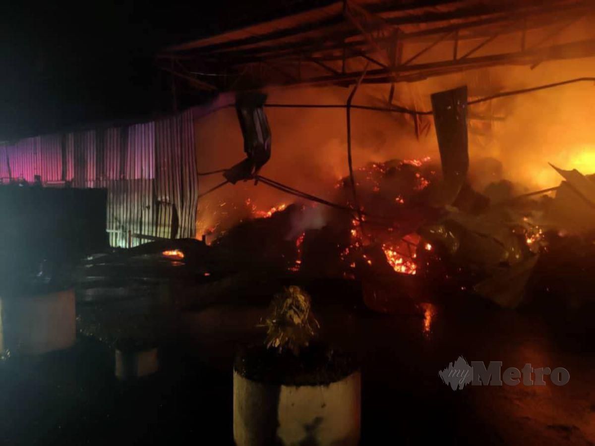 Keadaan kebakaran sebuah kilang penyimpanan minyak sawit yang memusnahkan hampir keseluruhan premis di Sungai Jawi, Nibong Tebal. FOTO Ihsan JBPM
