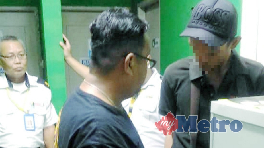 SUSPEK ditahan selepas cuba melarikan barangan dari pasar raya dan  dibawa ke Balai Polis Pusat Miri. FOTO Ihsan PDRM