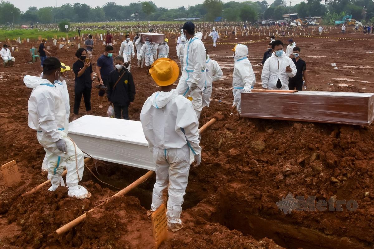 PETUGAS bersiap sedia mengebumikan jenazah korban Covid-19 di Bekasi, Jawa Barat, Indonesia. FOTO AFP