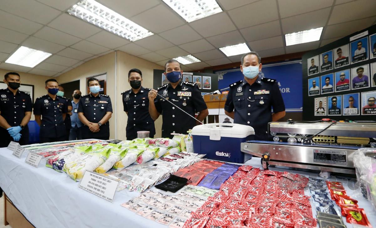 JOHOR BAHRU 24 JULAI 2021.Ketua Polis Johor, Datuk Ayob Khan Mydin Pitchay menunjukkan antara barang rampasan berkaitan kes sindiket pengedaran dadah ketika sidang media di Ibu Pejabat Polis Kontinjen (IPK) Johor. FOTO NUR AISYAH MAZALAN