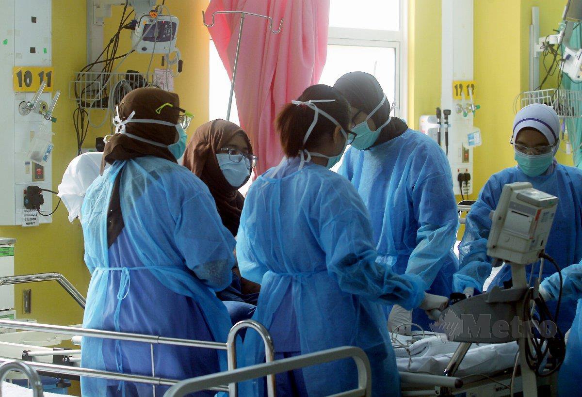 Petugas kesihatan merawat pesakit Covid-19 di Hospital Putrajaya. FOTO ARKIB NSTP