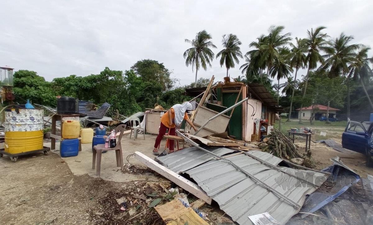 Penduduk mengalami kerosakan harta benda susulan kejadian hujan lebat dan ribut berterusan di kawasan sekitar Tanjung Sedili, Kota Tinggi, petang semalam. FOTO NURUL AMANINA SUHAINI