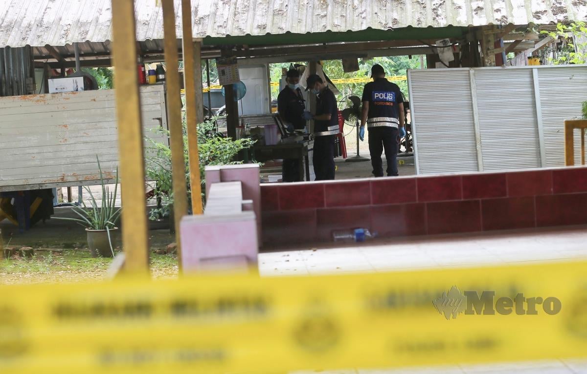 Anggota forensik menjalankan siasatan selepas seorang lelaki maut manakala anak saudaranya parah selepas ditembak jirannya dipercayai menggunakan senapang patah dalam kejadian di Taman Raya Wakaf Tapai di sini semalam. FOTO GHAZALI KORI