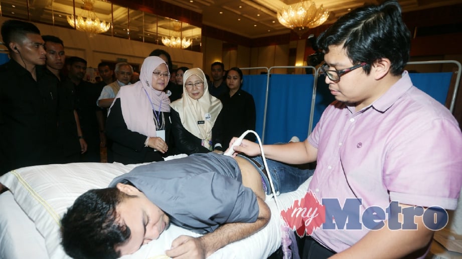 TIMBALAN Perdana Menteri, Datuk Seri Dr Wan Azizah Wan Ismail (tengah) melawat bilik saringan kanser sempena kempen War On Cancer Malaysia di Royal Chulan Kuala Lumpur. Turut sama Prof Dr Rozi Mahmud (kiri). FOTO Rohanis Shukri