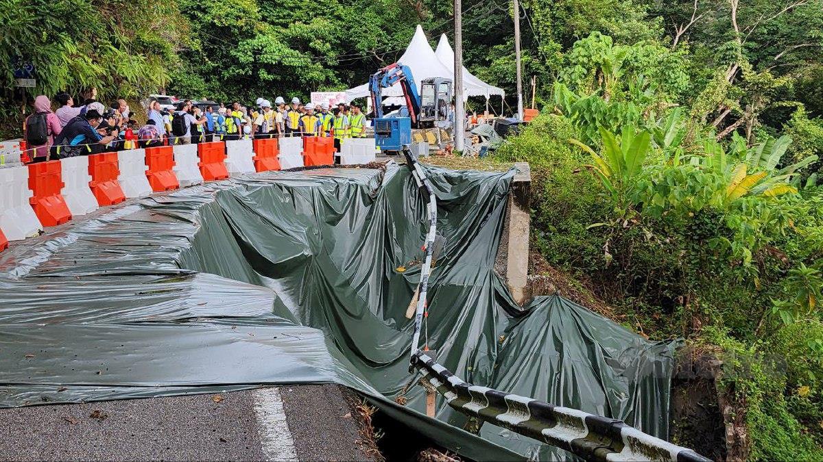 Menteri Kerja Raya, Datuk Seri Alexander Nanta Linggi (tengah) meninjau lokasi kejadian cerun runtuh di laluan FT006 Seksyen 45.4 dan 46.8, Jalan Balik Pulau - Teluk Bahang Daerah Barat Daya, Pulau Pinang di sini hari ini. FOTO MIKAIL ONG