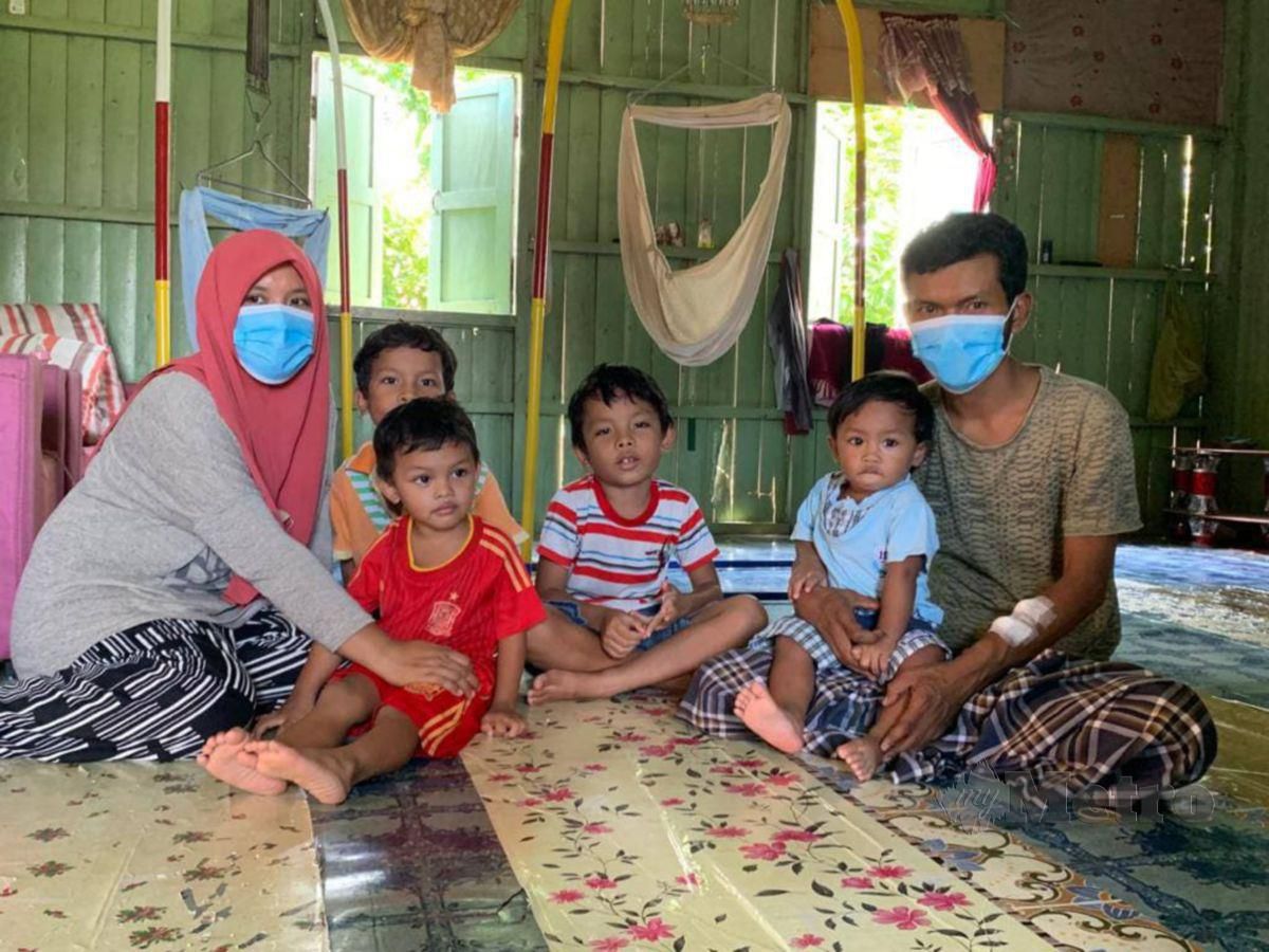 Nor Hamizah Mohd Yusof (kiri) dan suaminya, Mohd Romzi Abd Rahman (kanan) bersama empat anak mereka yang berusia antara lapan hingga setahun sebulan ketika ditemui di rumah sewa mereka di Kampung Pengkalan Nangka, Pengkalan Chepa, di sini, hari ini. FOTO HAZIRA AHMAD ZAIDI