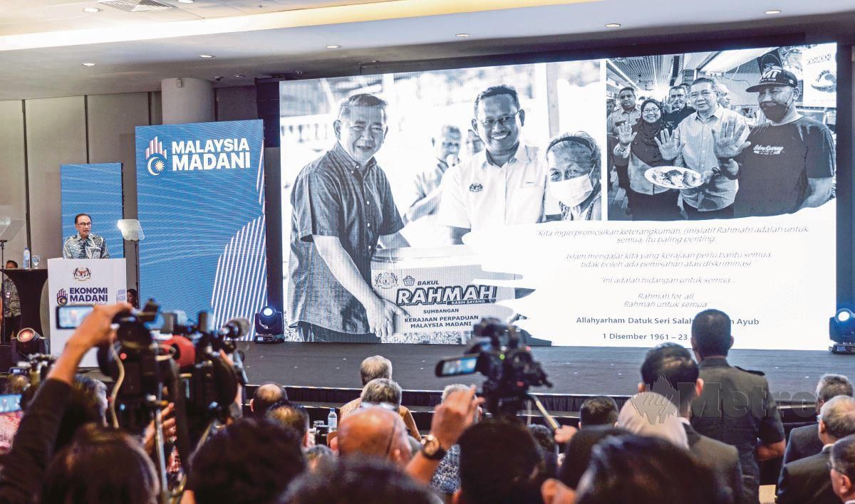 Perdana Menteri, Datuk Seri Anwar Ibrahim melakukan pembentangan pada Majlis Peluncuran Ekonomi MADANI: Memperkasa Rakyat di Suruhanjaya Sekuriti Malaysia, Bukit Kiara. FOTO AIZUDDIN SAAD