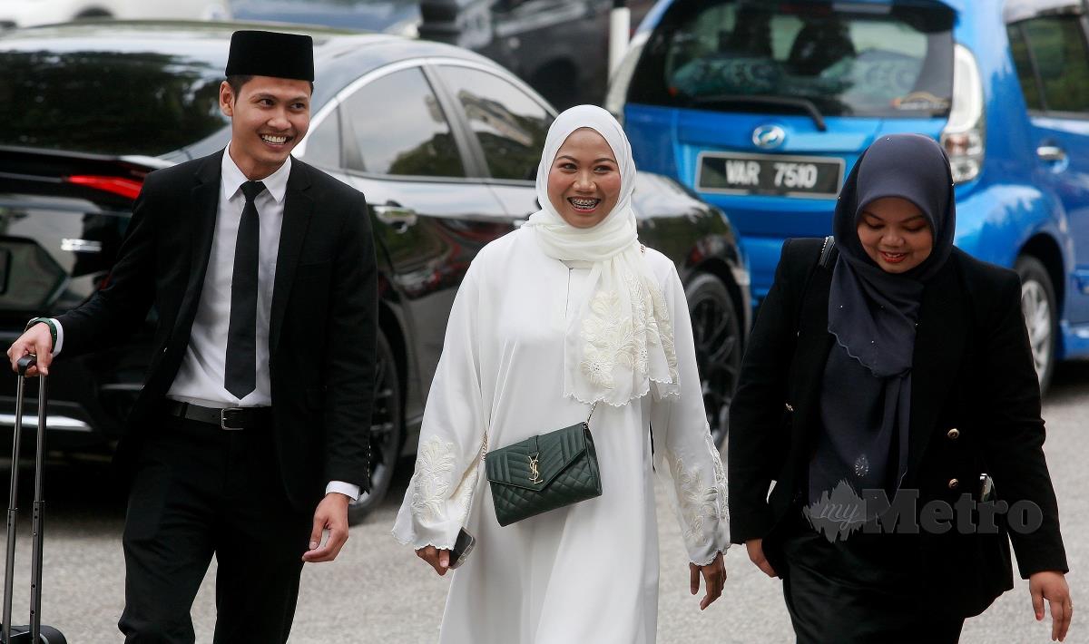 Nurul Shuhada Mat Shukri hadir  di Mahkamah Tinggi Syariah Shah Alam bagi pengesahan lafaz cerai terhadap suaminya, Hafidz Rosdi. FOTO FAIZ ANUAR