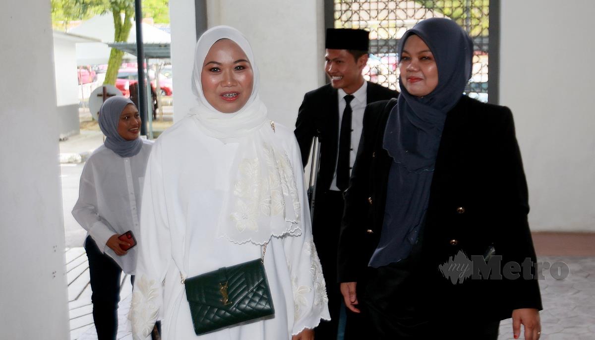 Nurul Shuhada Mat Shukri hadir  di Mahkamah Tinggi Syariah Shah Alam  bagi pengesahan lafaz cerai terhadap suaminya, Hafidz Rosdi. FOTO FAIZ ANUAR