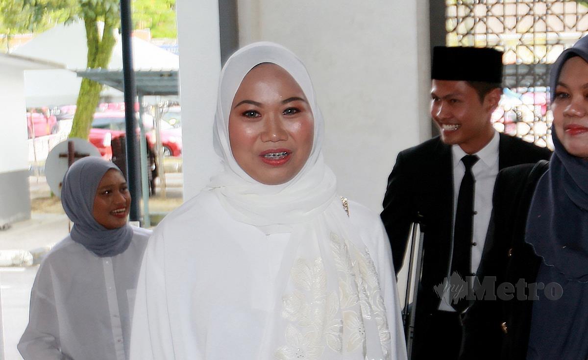 Nurul Shuhada Mat Shukri hadir  di Mahkamah Tinggi Syariah Shah Alam  bagi pengesahan lafaz cerai oleh suaminya, Hafidz Rosdi. FOTO FAIZ ANUAR