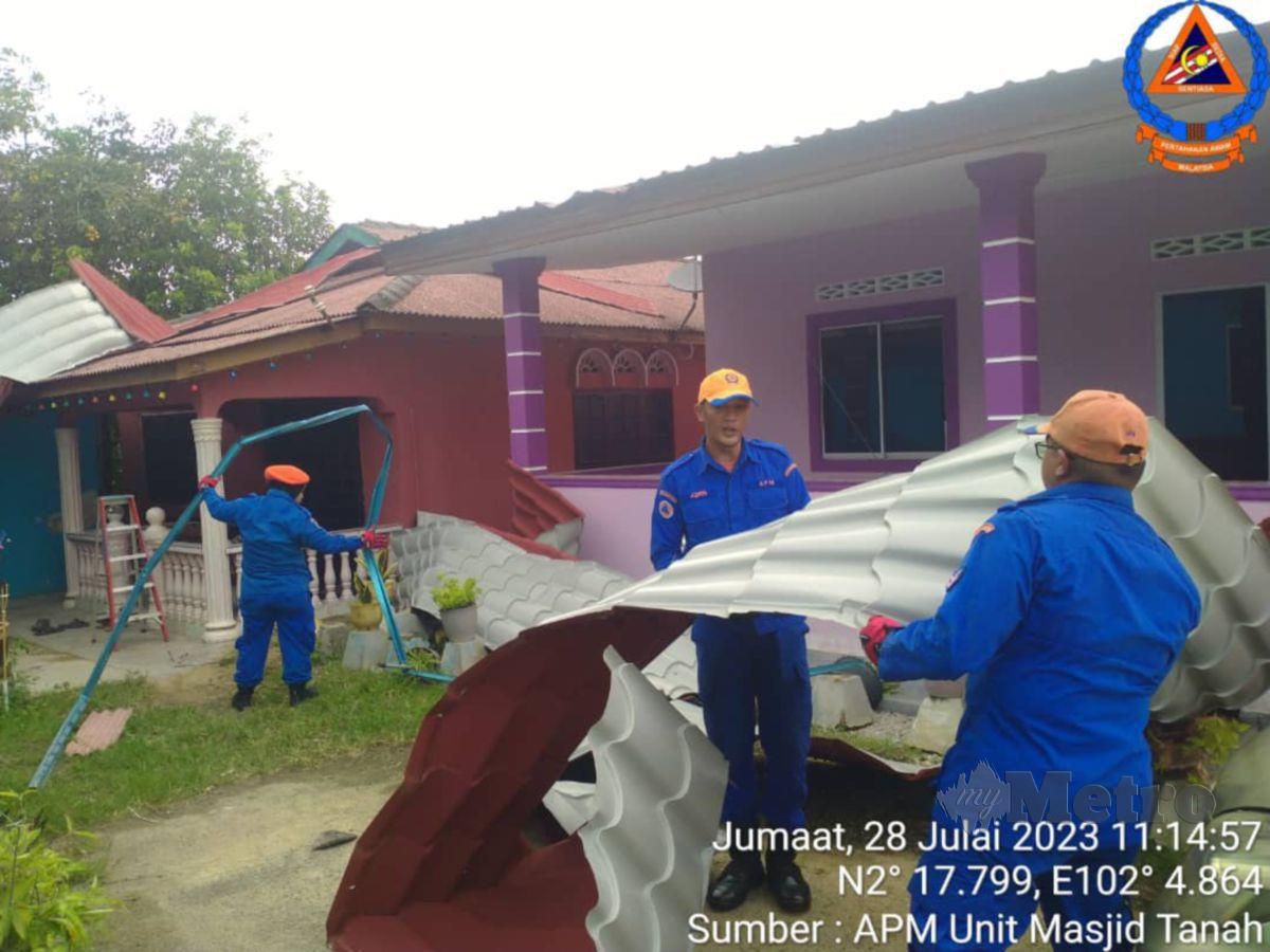 Anggota APM UMT membantu mengalihkan bumbung  rumah penduduk yang diterbangkan angin puting beliung di Kampung Balik Batu, Tanjung Bidara. Foto Ihsan APM UMT