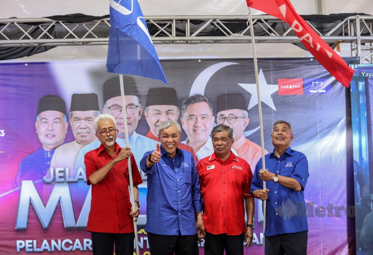 Timbalan Perdana Menteri, Datuk Seri Dr Ahmad Zahid Hamidi (tiga kanan) mengibarkan bendera parti Pakatan Harapan dan Barisan Nasional sebagai gimik perasmian Majlis Pelancaran Jentera Perpaduan Peringkat Negeri Terengganu di Sekolah Kebangsaan Sultan Sulaiman 1. FOTO GHAZALI KORI