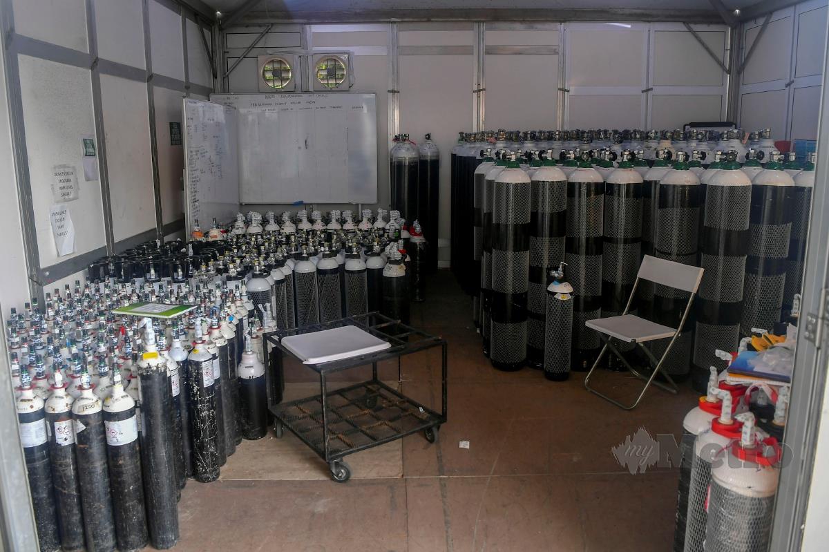 Setiap hari kira-kira 2,000 tong oksigen digunakan untuk pesakit COVID-19 di Pusat Kuarantin dan Rawatan COVID-19 (PKRC) Bersepadu 2.0 di Serdang. FOTO BERNAMA