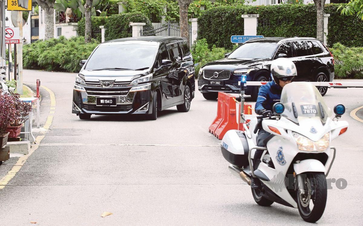  Sebuah kenderaan rasmi dipercayai membawa menteri dilihat keluar dari rumah Perdana Menteri, Tan Sri Muhyiddin Yassin di Jalan Setiabakti, Bukit Damansara. FOTO EIZAIRI SHAMSUDIN