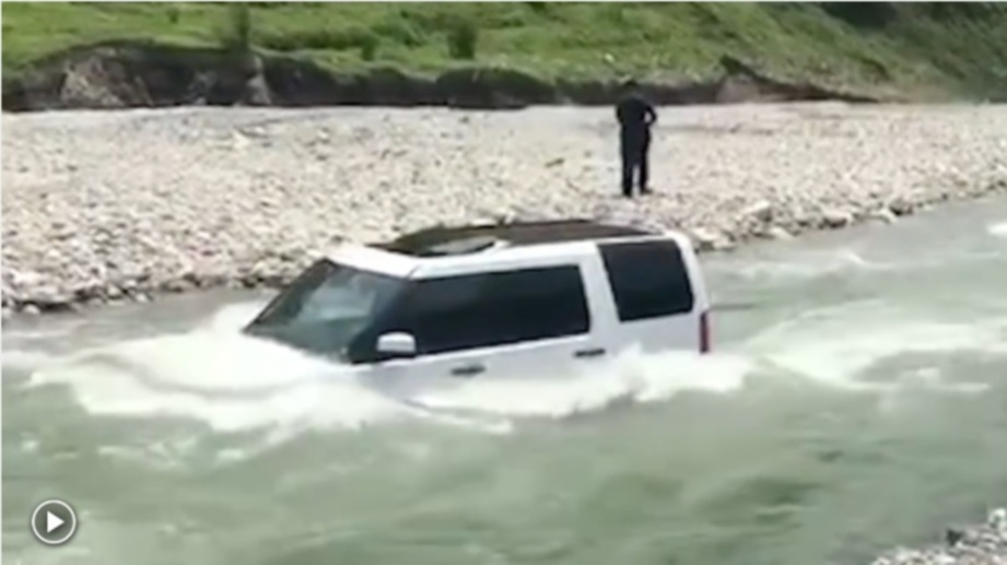 KEADAAN kereta mangsa yang hampir ditenggelamkan arus deras sungai selepas empangan dibuka. FOTO Agensi