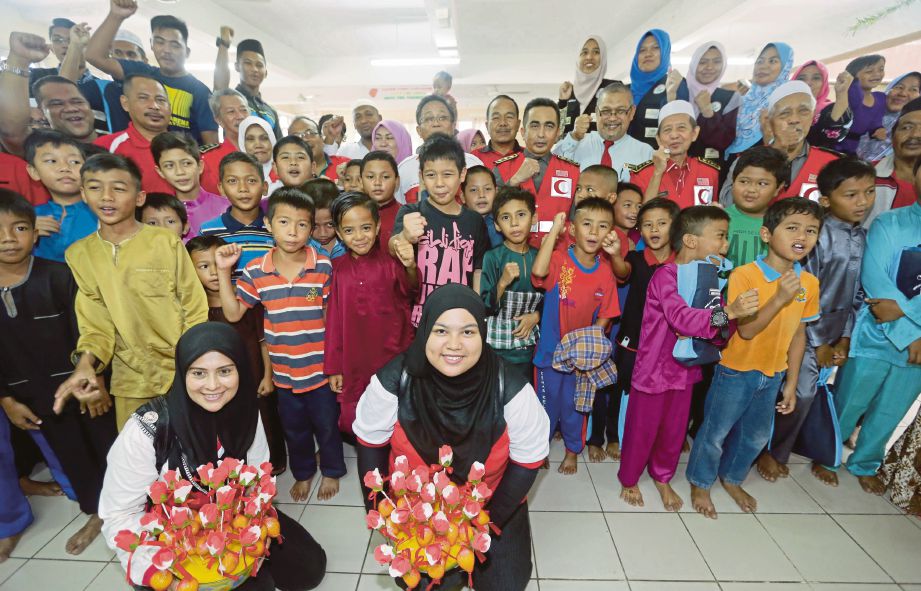 SEBAHAGIAN 35 kanak-kanak pada Program Berkhatan Anak-Anak Yatim dan Asnaf anjuran PBSM negeri Kelantan di Pusat Rawatan Komuniti, Pengkalan Chepa. 