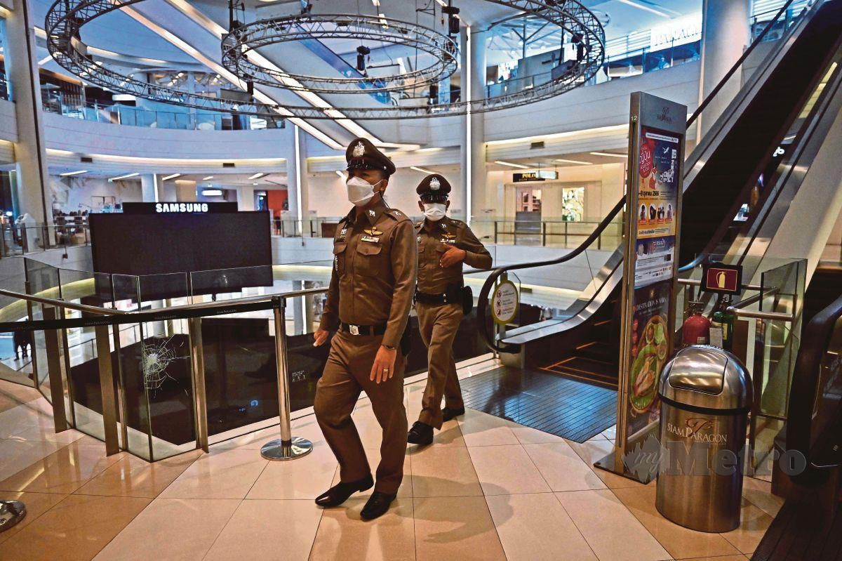 ANGGOTA polis Thailand membuat rondaan dalam pusat beli-belah Siam Paragon sebelum dibuka sehari selepas kejadian tembakan menyebabkan dua maut.