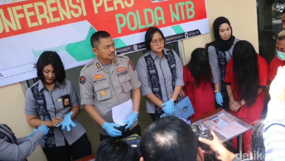 DUA penari bogel yang mengenakan caj Rp3 juta (RM904) untuk satu jam persembahan akhirnya berjaya diberkas Polis Wilayah Nusa Tenggara Barat (NTB). FOTO Agensi 