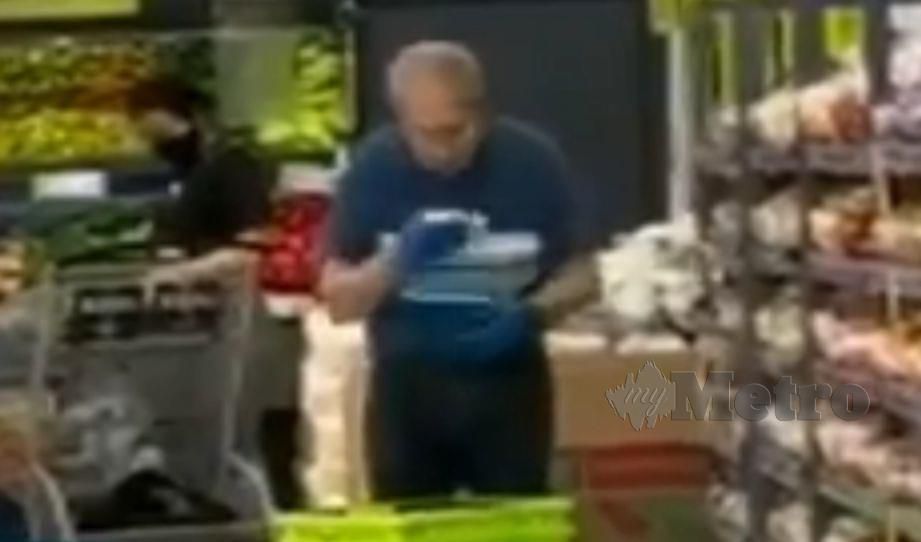 AKSI seorang pekerja di sebuah pasar raya di Kanada menggunakan air liur untuk membersih bakul. FOTO Agensi