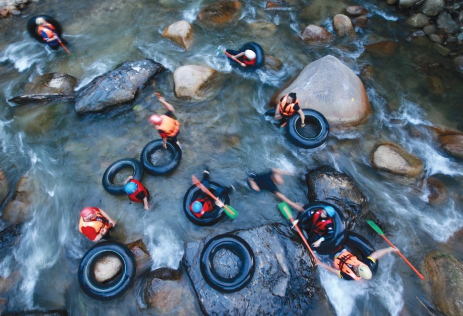AKTIVITI ‘kayak tiub’ boleh dilakukan di sungai berdekatan tapak perkhemahan. 