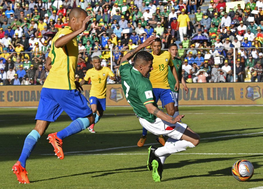 PEMAIN Bolivia, Juan Carlos Arce (kanan) dijatuhkan pemain Brazil, Joao Miranda (kiri). FOTO/AFP   