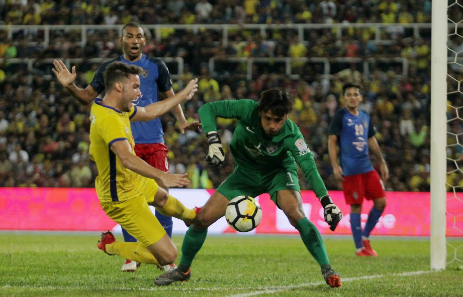 PEMAIN Pahang, Patrick Dos Santos (kiri) mengasak penjaga gol Johor DT, Mohd Farizal Marlias (kanan) pada saingan Suku Akhir Piala FA 2018 di Stadium Darul Makmur. - Foto Farizul Hafiz Awang