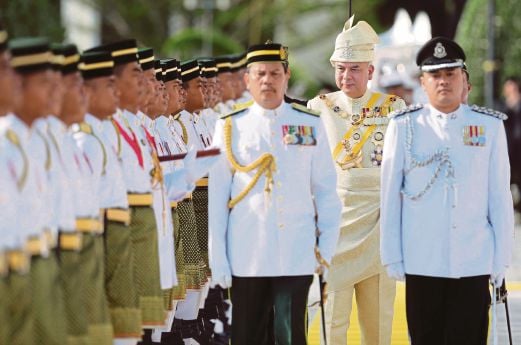 SULTAN Nazrin  Shah memeriksa perbarisan kawalan kehormat di Istana Iskandariah, Kuala Kangsar, semalam.