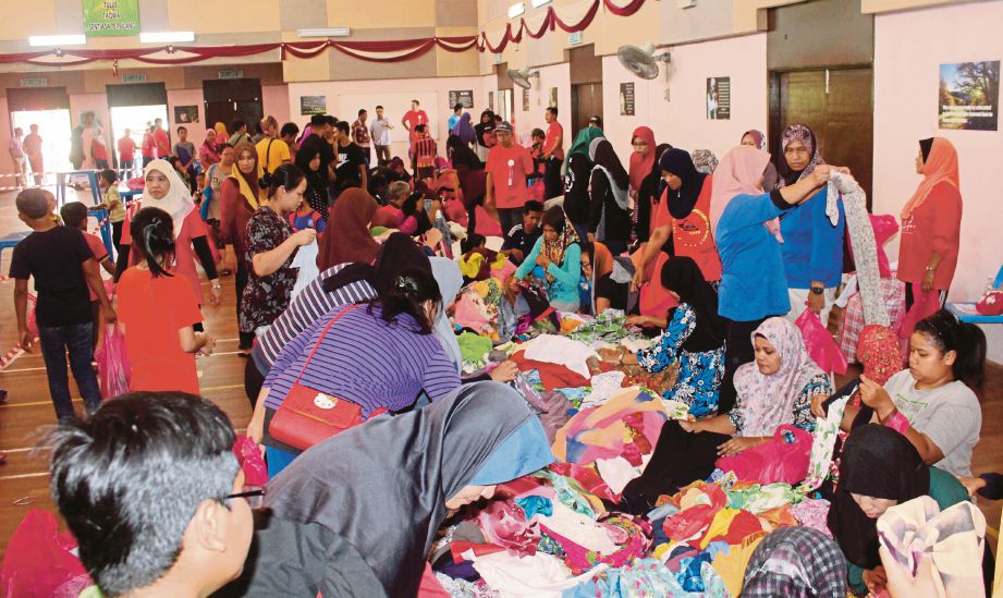 ORANG ramai memilih pakaian pada program Free Market di Dewan SMK Kota Masai 2, Pasir Gudang.