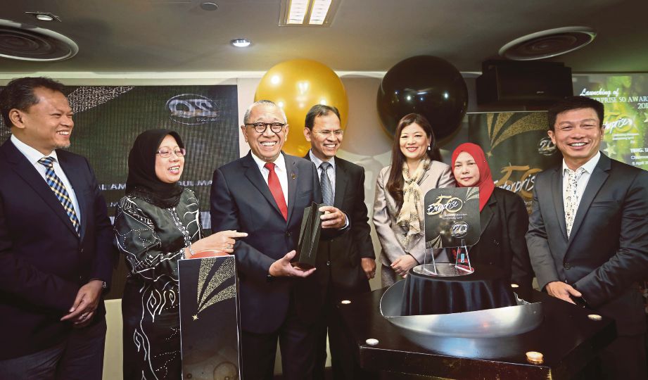  PENGERUSI SME Corp, Tan Sri Mohamed Al Amin (tiga dari kiri) pada pelancaran  Anugerah 50 Perusahaan (E50). Turut sama, Hafsah  (dua dari kiri) dan Ketua Pegawai Pemasaran Kumpulan Media Prima Berhad, Shareen Ooi (tiga dari kanan).