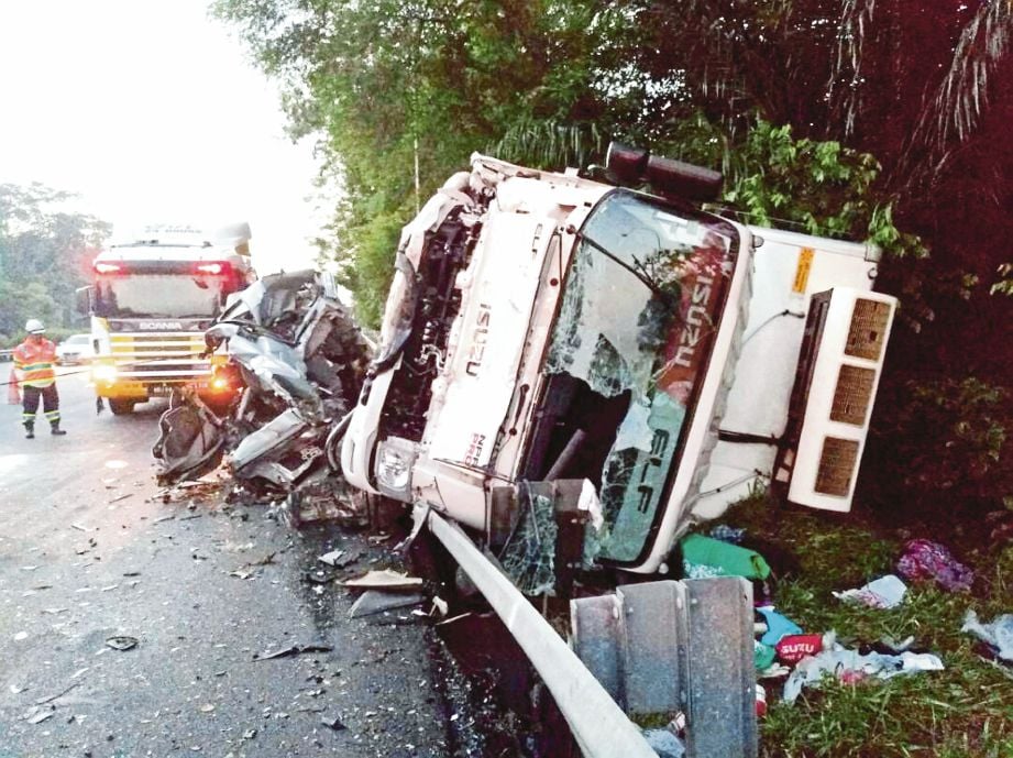 KERETA, lori serta treler yang terbabit kemalangan di Kilometer 205.8 Lebuhraya Utara-Selatan arah utara berhampiran kawasan Rehat dan Rawat Ayer Keroh, semalam. 
