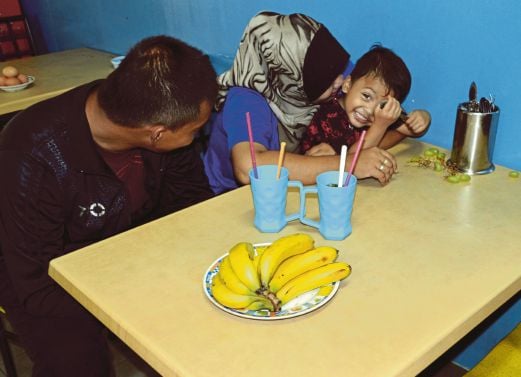ROHANI bersama anak dan suami ditemui di restoran nasi kandar yang berdekatan dengan tempat tinggal sementara mereka di Surau PERKIM.