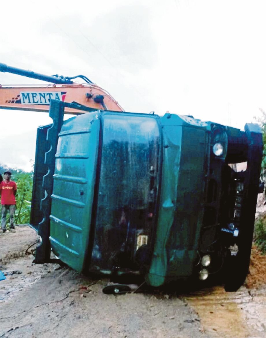 KEADAAN lori yang terbabit kemalangan di kebun sawit di Kilometer 8, Jalan Bentong-Raub.