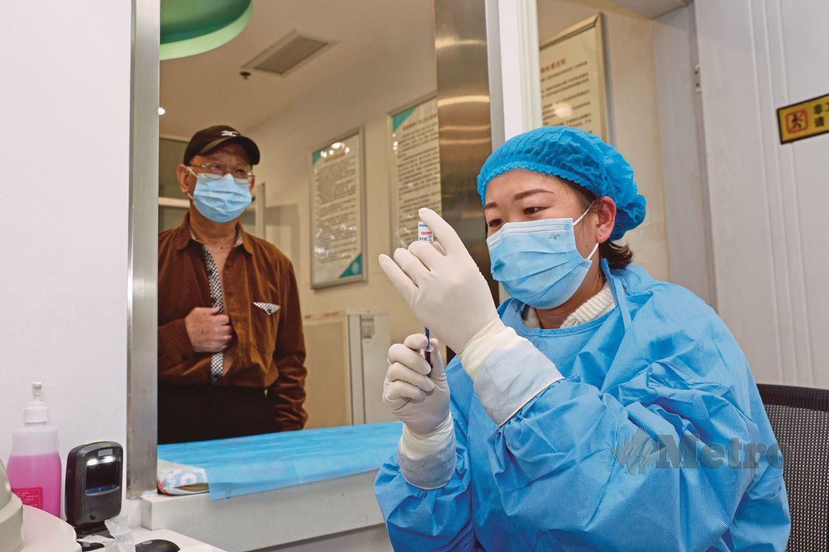 HANYA  40 peratus daripada individu berusia 80 tahun di China   menerima dua dos vaksin dan satu suntikan dos penggalak Covid-19. 