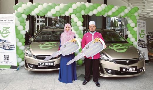 PEMENANG qariah Nor Azrah dan qari Wan Ainuddin masing-masing menerima hadiah  Proton Exora di Kuala Lumpur, semalam. 