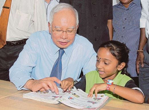 Najib mendengar penerangan mengenai projek baik pulih di SJKT Dengkil. 