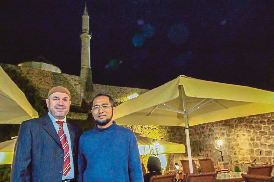 ZIKRI (kanan) bersama Imam Besar Masjid Kalibunar, Ali Cikotik yang menggerakkan masyarakat di sana membina masjid serta menganjurkan aktiviti pembangunan insan untuk golongan kanak-kanak, remaja dan dewasa.