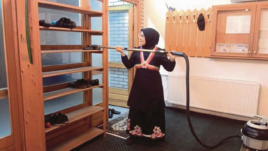 SEORANG sukarelawan  membersihkan masjid pada setiap hari selepas solat Asar.