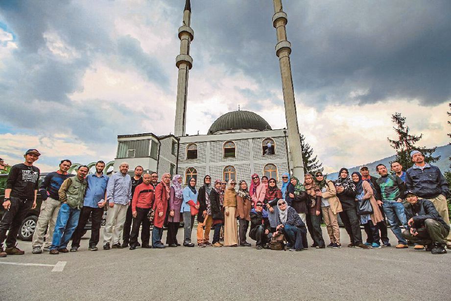 PESERTA rombongan bergambar berlatarbelakangkan Masjid Kalibunar di wilayah Travnik yang menjadi antara program dakwah bersama masyarakat di sana.