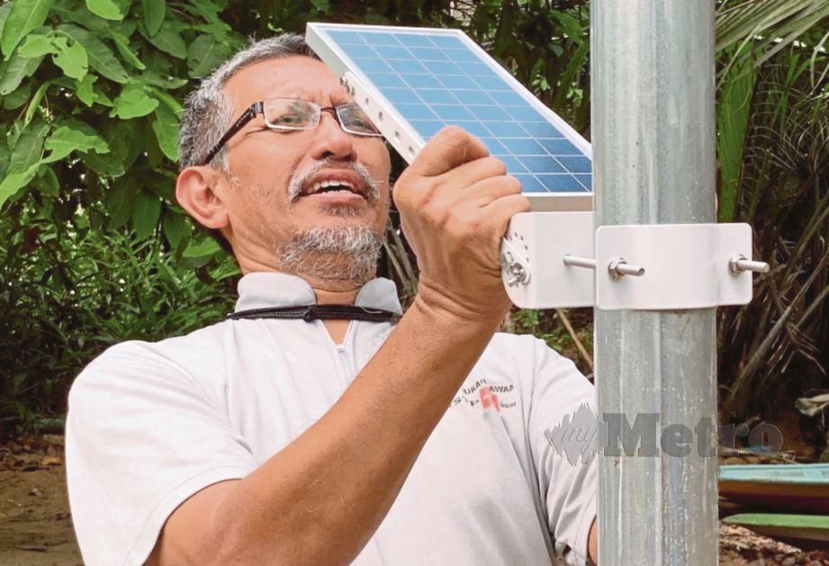 AHLI Briged Sukarelawan MPB memasang tujuh panel solar sekali gus memberi manfaat kepada lebih 30 penduduk di Kampung Pulau Che Soh, Tumpat. FOTO Nik Abdullah Nik Omar