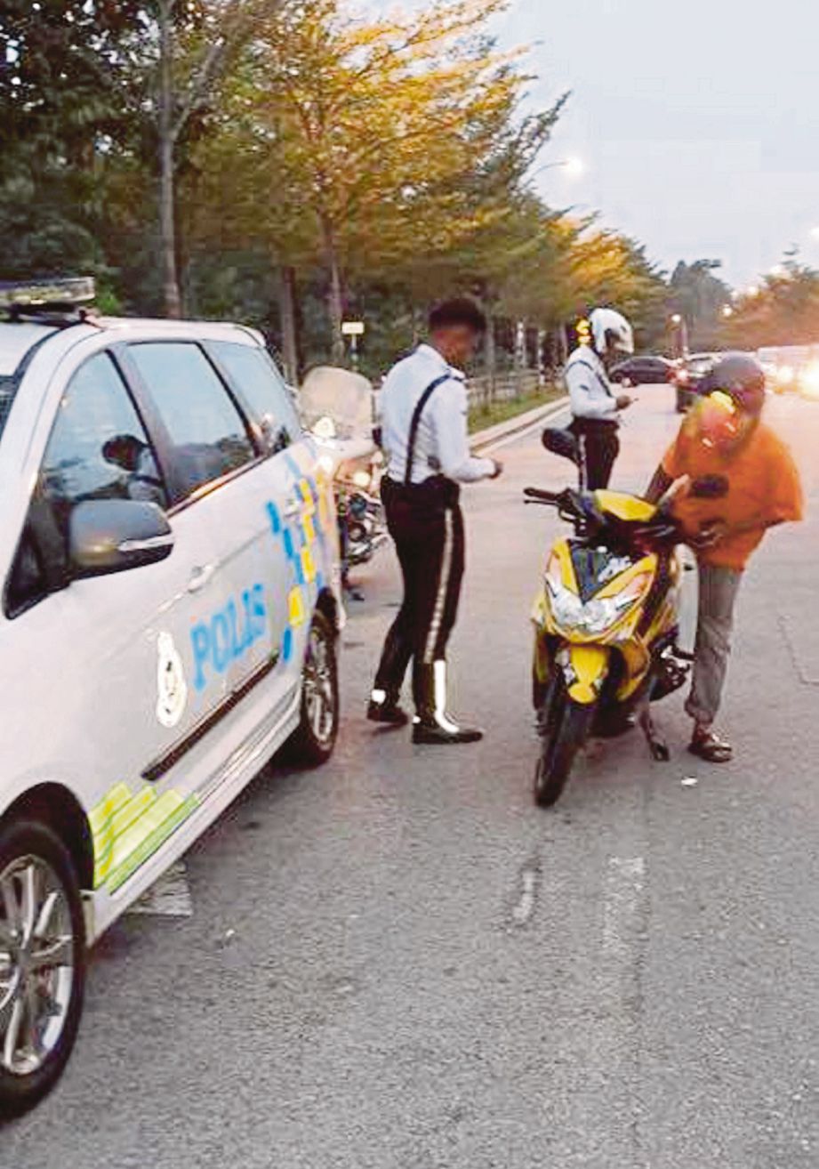 PEMERIKSAAN dilakukan Jabatan Siasatan dan Perundangan Trafik (JSPT) Ibu Pejabat Polis Daerah (IPD) Subang Jaya di empat buah sekolah di Subang Jaya.