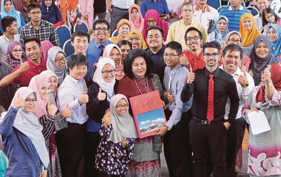  Rosmah beramah mesra dengan sebahagian pelajar Kolej PERMATA Pintar.
