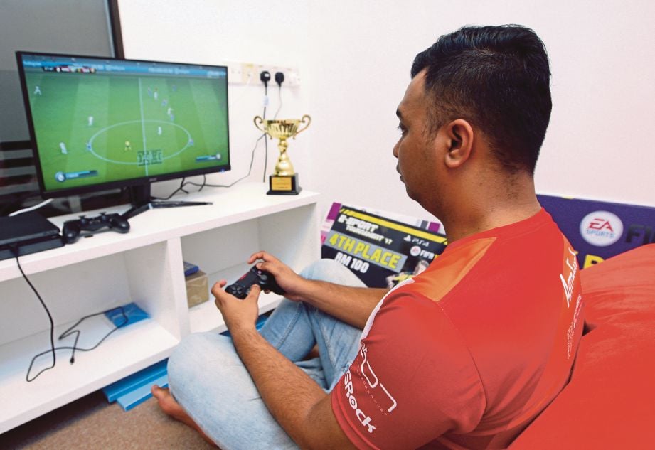NUR  Amirul ketika latihan dengan permainan video game.   