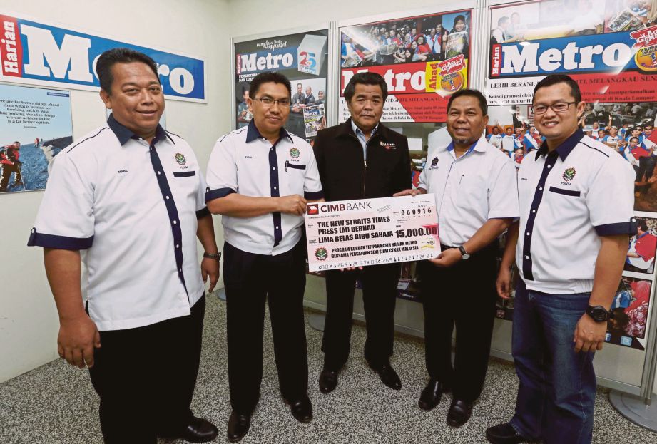 MUSTAPA (tengah) bersama Othman (dua dari kanan) dan Mohd Fizol (dua kiri) pada Majlis Penyerahan Sumbangan Program Korban Titipan Kasih Harian Metro bersama Persatuan  Silat Cekak Malaysia, semalam.
