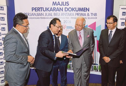 NAJIB bersama dari kiri, Abdul Rahman, Abdul Mutalib, Moggie dan Ketua Pegawai Korporat TNB, Datuk Roslan Rahman melihat dokumen perjanjian pada Majlis Pertukaran Dokumen Perjanjian Jual Beli Tanah PRIMA dan TNB  di Parlimen, semalam.