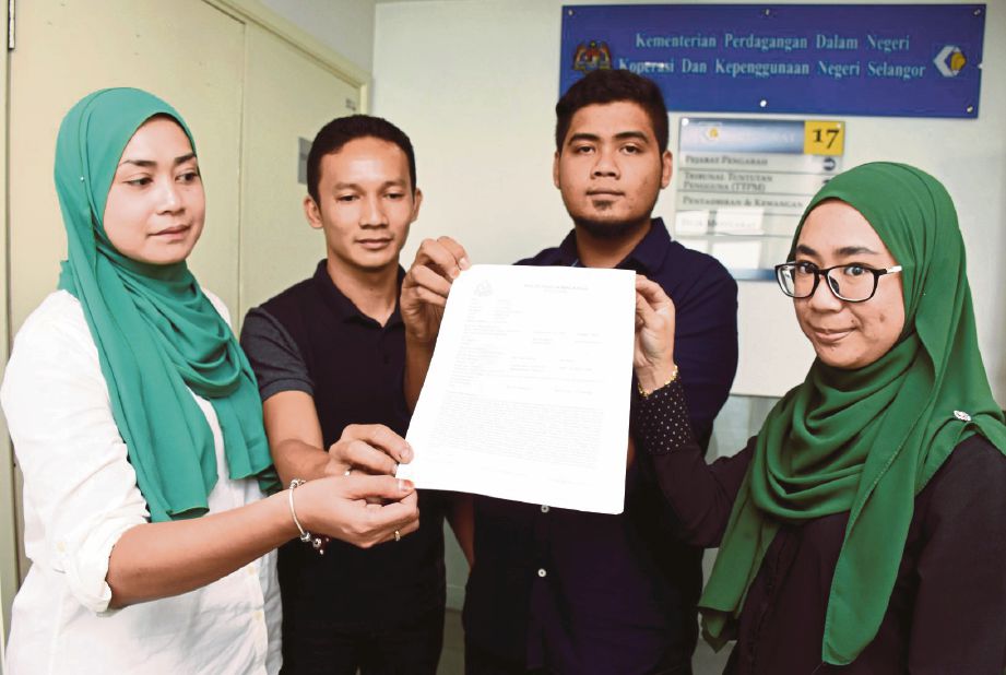 NAEMAH (kiri), Mohd Fariz, Saiful Azhar dan Nurul Fatihah menunjukkan laporan polis yang dibuat.