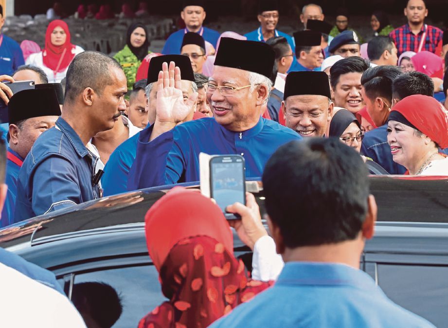 NAJIB  melambai ketika meninggalkan acara  selepas merasmikan Majlis Pelancaran Serentak Mesyuarat Perwakilan UMNO Bahagian-Bahagian Seluruh Selangor,  semalam.
